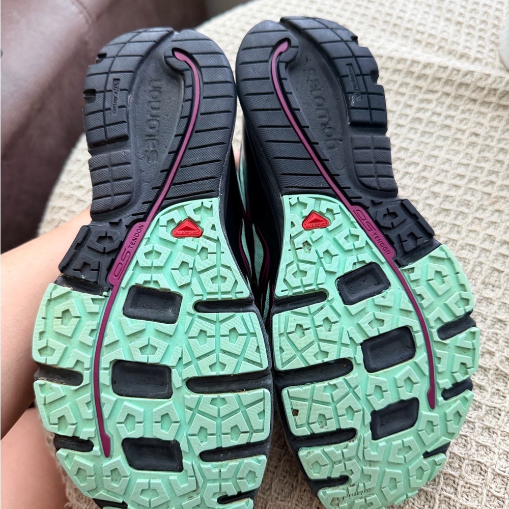 Salomon Women’s Mint Green and Black Trail Running Shoes with Lime Laces - Picture 4 of 6
